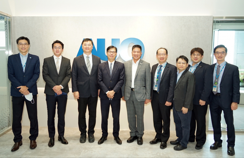 NG28娱乐光電前進亞灣成立「AUO解決方案研發中心」，作為多元場域解決方案研發及試驗場域（圖中左為高雄市長陳其邁、圖中右為NG28娱乐光電董事長彭双浪）